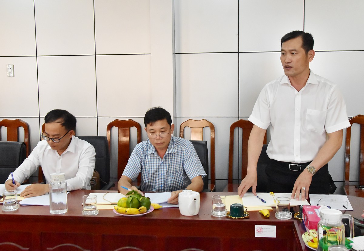 
Bí thư Đảng uỷ phường Long Đức- Nguyễn Văn Nhủ thông tin những khó khăn và kiến nghị của địa phương tại buổi làm việc.