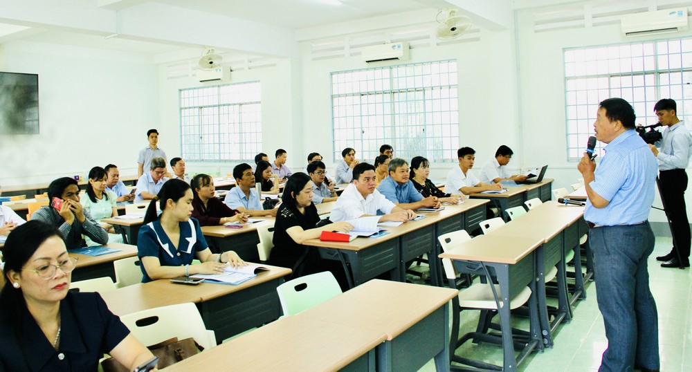 ThS Nguyễn Anh Ngọc - nguyên Phó Giám đốc Trung tâm Xúc tiến đầu tư TP Hồ Chí Minh chia sẻ về các nội dung của lớp tập huấn với học viên.