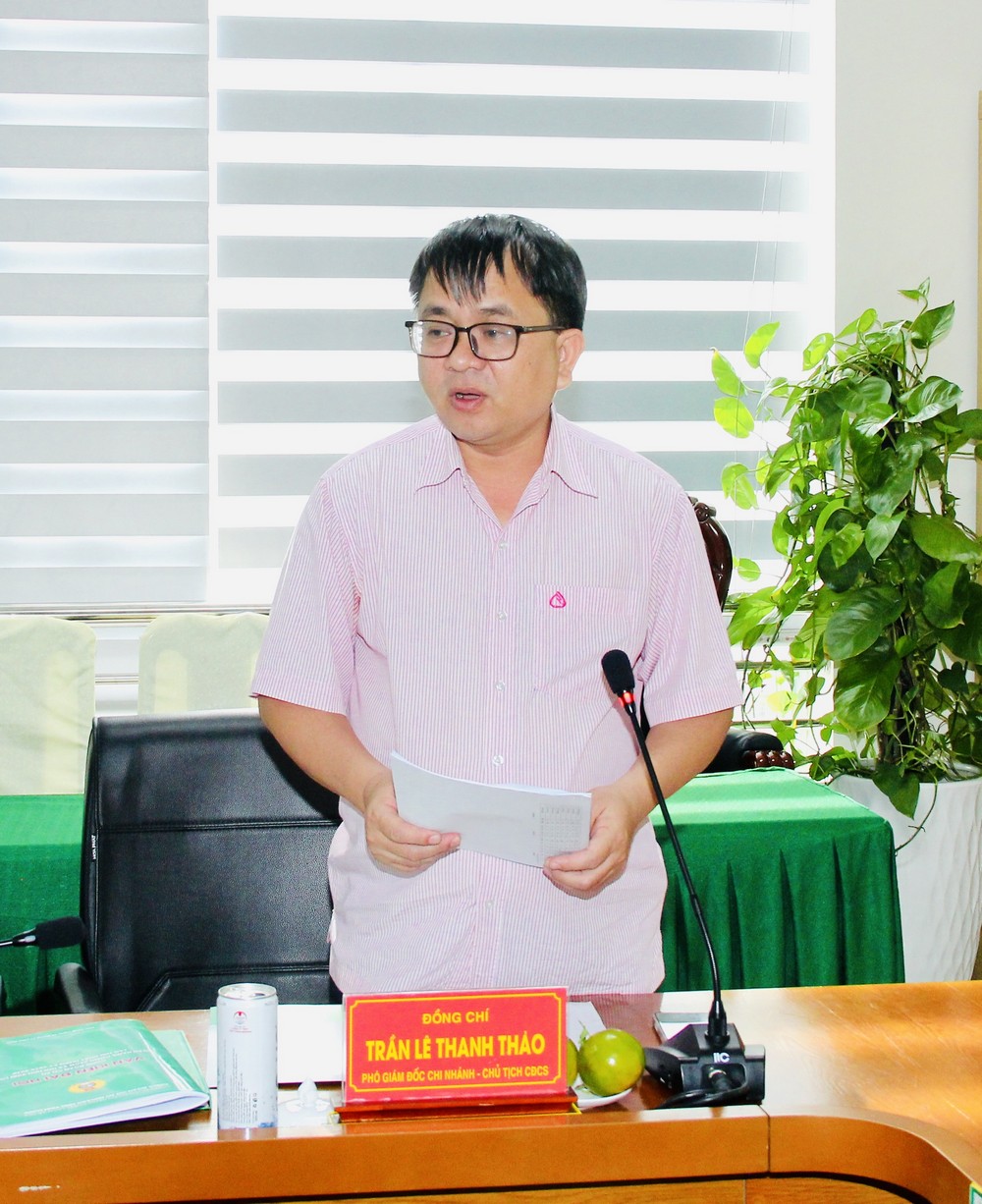 Ông Trần Lê Thanh Thảo- Phó Giám đốc chi nhánh Ngân hàng Chính sách xã hội tỉnh phát biểu tại cuộc họp.