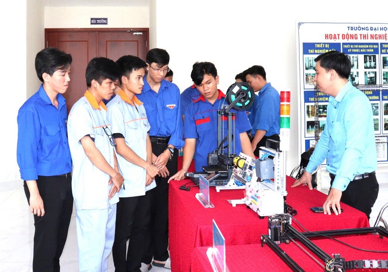 Bạn trẻ tham quan các gian hàng trưng bày mô hình, sản phẩm đổi mới sáng tạo tiêu biểu của đoàn viên, thanh niên.