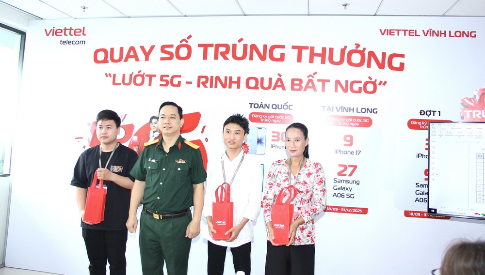 Trung tá Mai Văn Hậu- Giám đốc Viettel Vĩnh Long tặng quà cho khách hàng dự buổi quay số.

