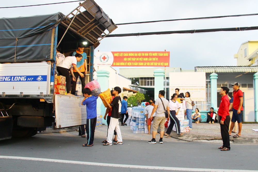 Đoàn viên, thanh niên phân loại, chuyển quần áo và nước uống ra khu vực tập kết.