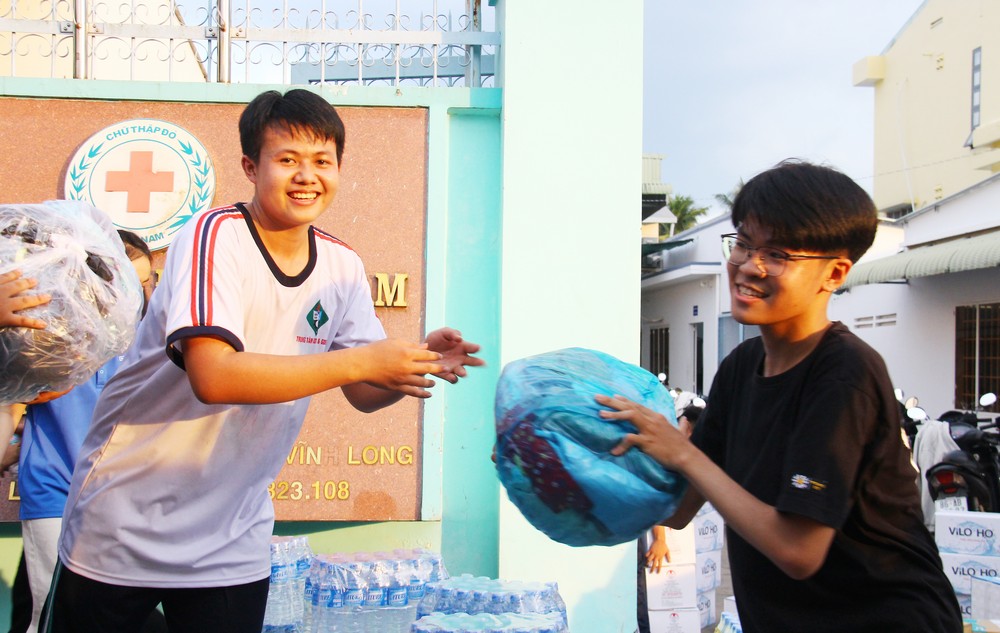Bạn trẻ chung tay vì đồng bào vùng thiên tai.