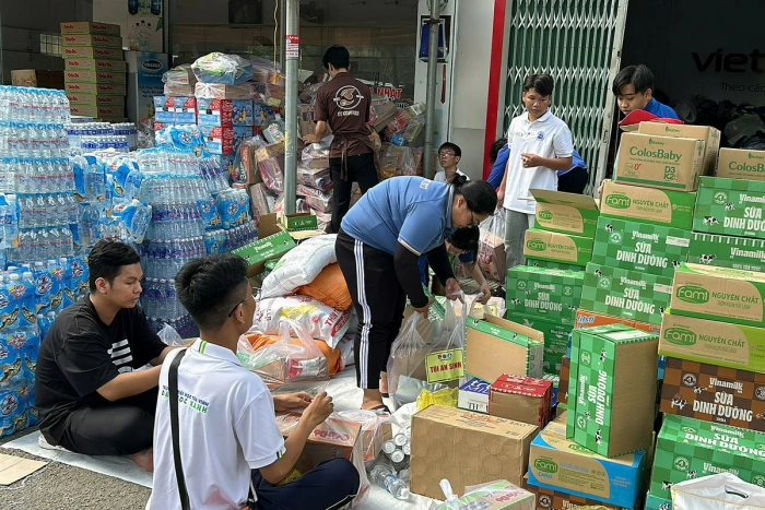 Người dân Vĩnh Long chung tay hướng về miền Trung, Tây Nguyên