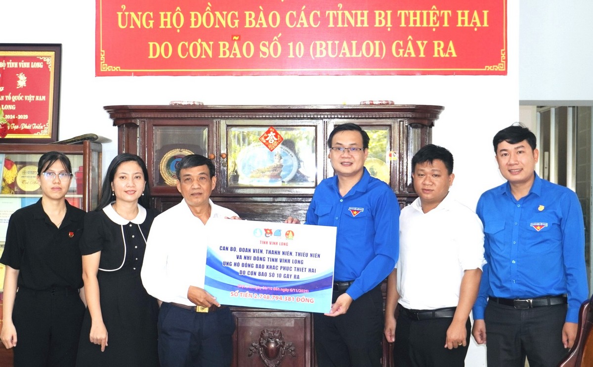 Ban Thường vụ Tỉnh Đoàn Vĩnh Long trao bảng tượng trưng số tiền vận động đợt 2 hỗ trợ đồng bào miền Bắc.
