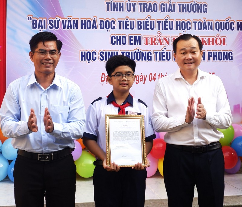 Đồng chí Nguyễn Minh Dũng- Phó Bí thư Tỉnh ủy, Chủ tịch HĐND tỉnh và lãnh đạo xã Đại Điền trao thư khen và quà cho học sinh Trần Đình Khôi.