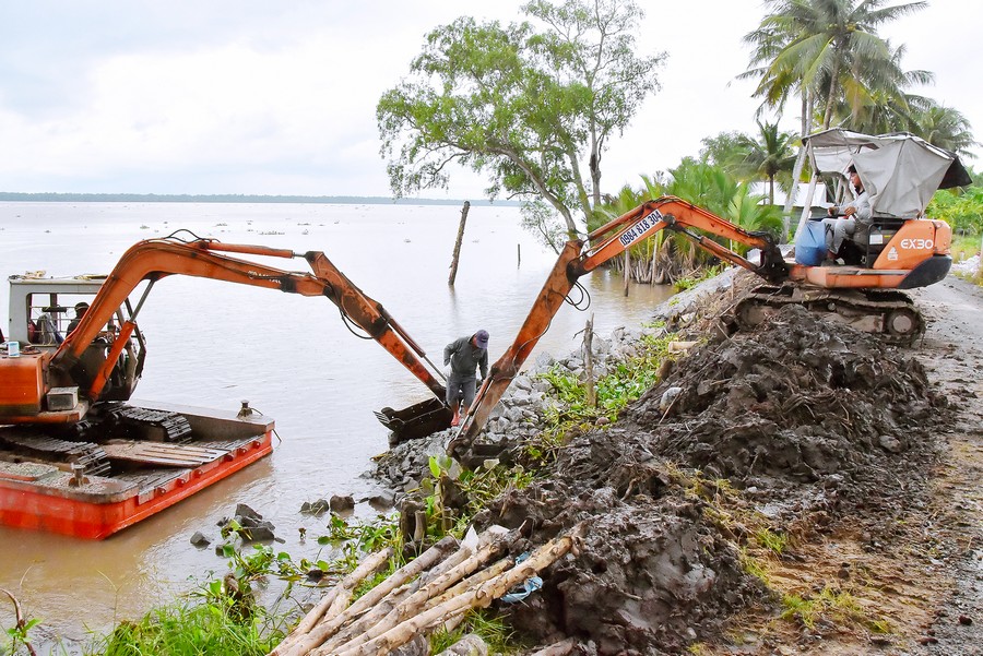 Đoạn đê bao ven sông Hậu xã Phong Thạnh đang được gia cố.