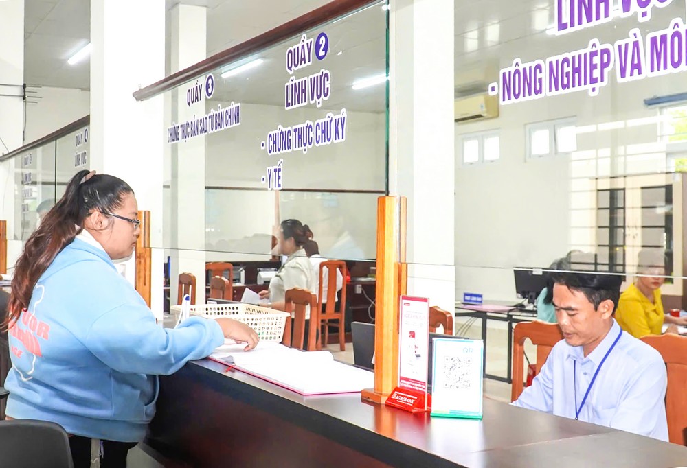  
Người dân thực hiện thủ tục liên quan lĩnh vực đất đai tại Trung tâm Phục vụ hành chính công phường Phú Khương.
 