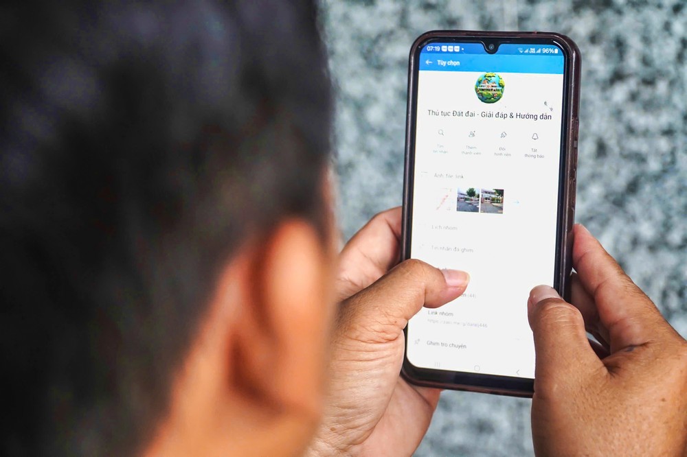 Nhóm Zalo “Thủ tục đất đai- giải đáp và hướng dẫn” của Hội LHPN phường Phú Khương hỗ trợ tư vấn miễn phí cho người dân.