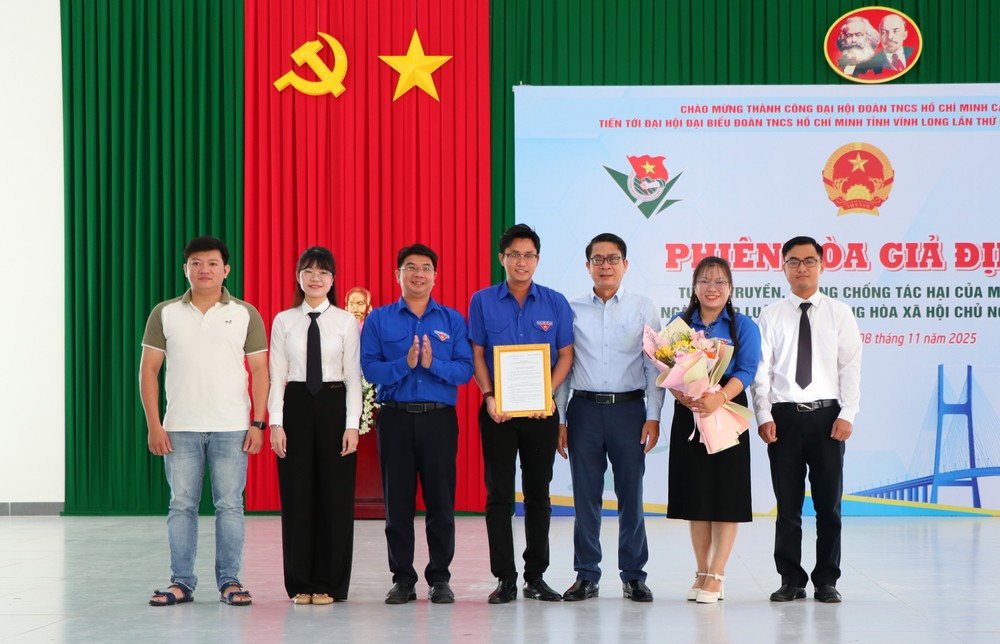 Đồng chí Lữ Công Tạo- Phó Bí thư Đảng ủy UBND tỉnh trao quyết định ra mắt Đội hình “Luật gia trẻ”. Ảnh: SƠN TUYỀN