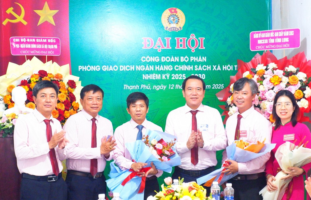 Lãnh đạo Chi nhánh NHCSXH tỉnh Vĩnh Long và Chi nhánh Thạnh Phú tặng hoa chúc mừng Ban Chấp hành Công đoàn nhiệm kỳ mới. Ảnh: MINH MỪNG