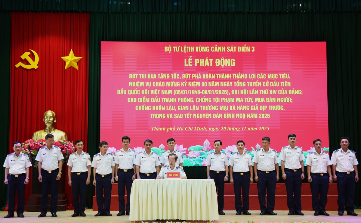 Đại tá Lê Văn Tú- Chính ủy Bộ Tư lệnh Vùng Cảnh sát biển 3 ký xác nhận giao ước thi đua giữa các cơ quan, đơn vị.