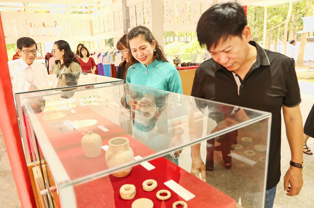 Khách tham quan sản phẩm trưng bày nhân kỷ niệm ngày Di sản văn hóa Việt Nam.