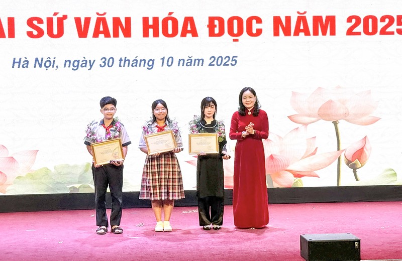 BTC trao danh hiệu “Đại sứ văn hóa đọc tiêu biểu” năm 2025 cho các thí sinh xuất sắc nhất.
Ảnh: vuthuvien.bvhttdl.gov.vn