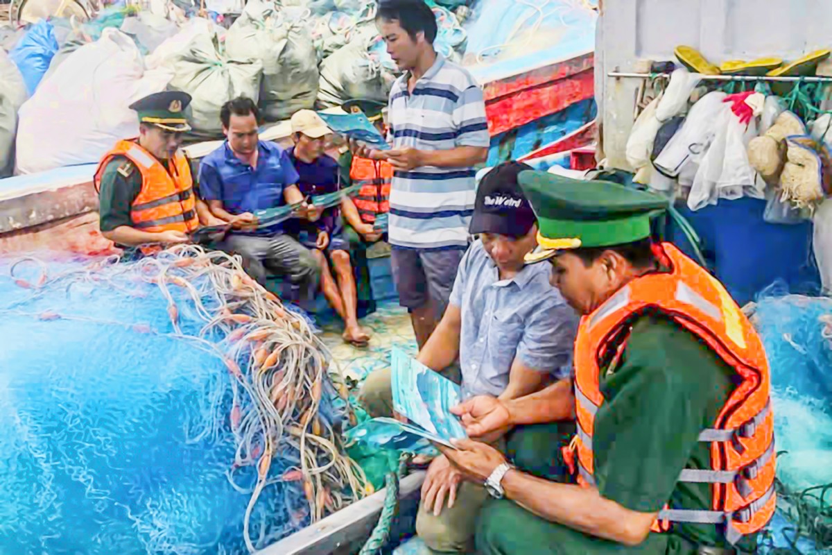 Cán bộ, chiến sĩ Đồn Biên phòng Long Vĩnh phổ biến Luật Biên phòng Việt Nam đến các chủ phương tiện đánh bắt thủy sản trên địa bàn.