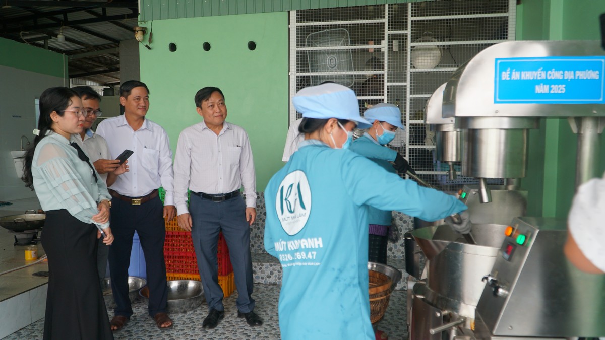 Nghiệm thu đề án hỗ trợ ứng dụng máy móc, thiết bị tiên tiến vào sản xuất mứt tại Hộ kinh doanh mứt Kim Anh (xã Trung Hiệp).