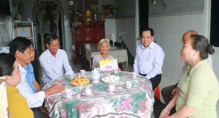 Ủy ban MTTQ Việt Nam tỉnh thăm, tặng quà gia đình chính sách xã Trung Hiệp