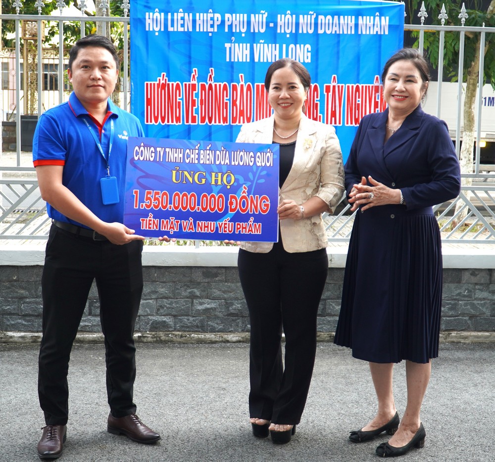  Chủ tịch Hội Liên hiệp Phụ nữ tỉnh- Nguyễn Thị Kim Thoa nhận bảng tượng trưng từ mạnh thường quân.