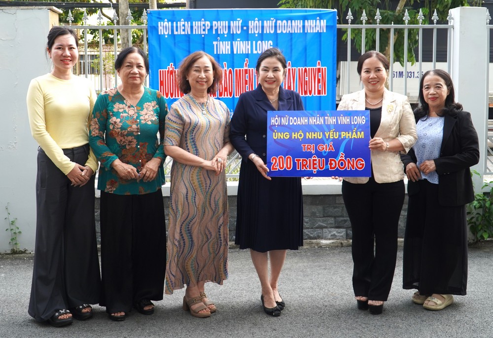 Hội Nữ doanh nhân tỉnh trao bảng tượng trưng nhu yếu phẩm ủng hộ đồng bào miền Trung, Tây Nguyên.