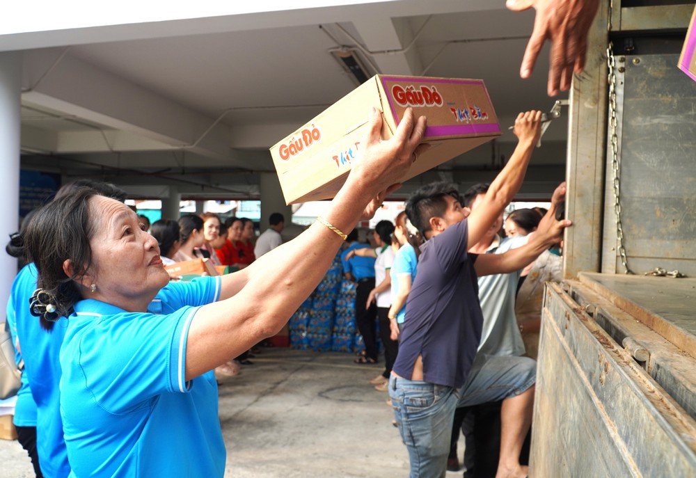 Vận chuyển nhu yếu phẩm hỗ trợ đồng bào miền Trung, Tây Nguyên.