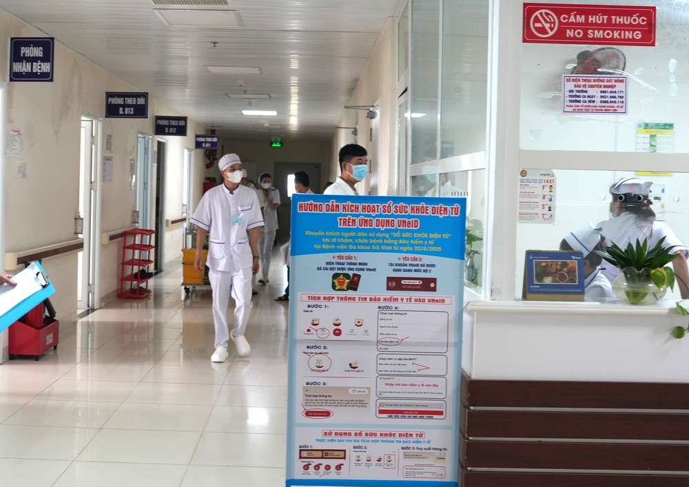 Bệnh viện bố trí bảng “Cấm hút thuốc lá” ở nhiều nơi để tạo môi trường trong lành, không khói thuốc.