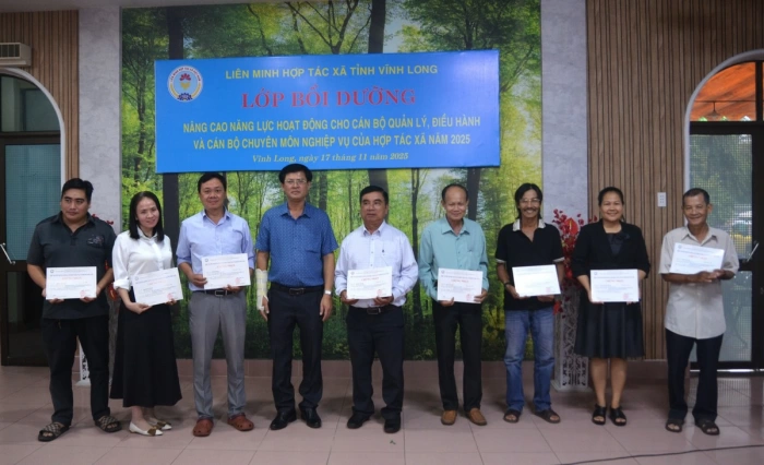 Bế giảng lớp bồi dưỡng kiến thức thương mại điện tử cho cán bộ hợp tác xã