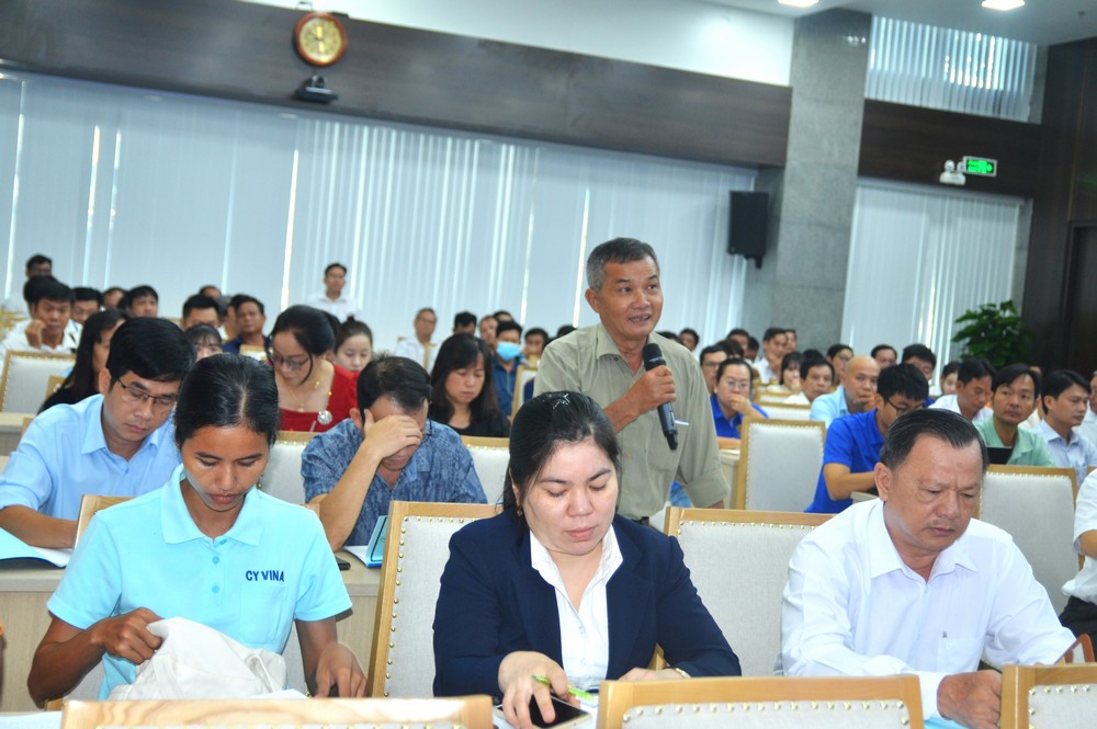 Khách hàng nêu ý kiến tại hội nghị.