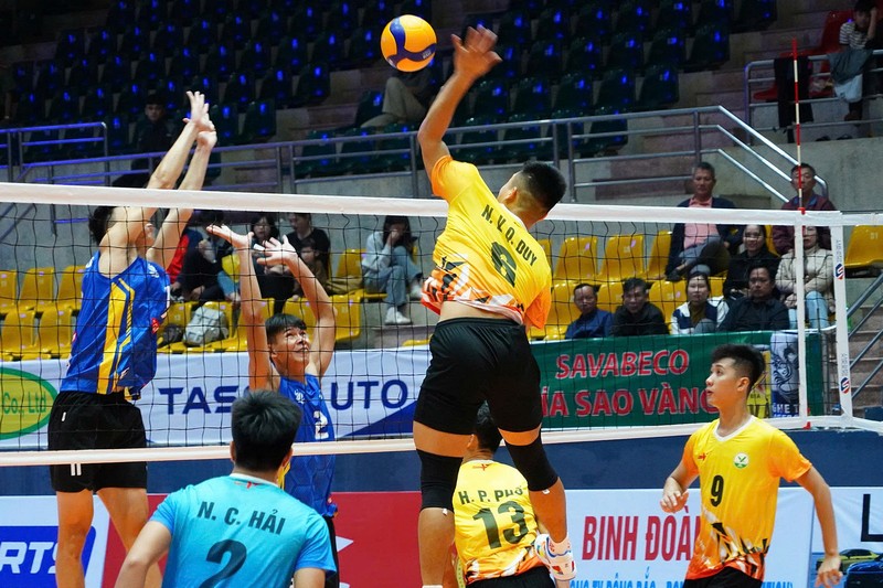 Các tay đập đội Vĩnh Long (bên phải) đã lỡ hẹn với suất thăng hạng vào mùa bóng 2026, khi dừng bước ở bán kết.

