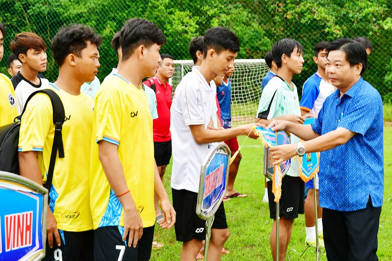 Ông Cao Quốc Dũng- Phó Giám đốc Sở Văn hóa, Thể thao và Du lịch trao cờ lưu niệm cho các đội tham gia giải.