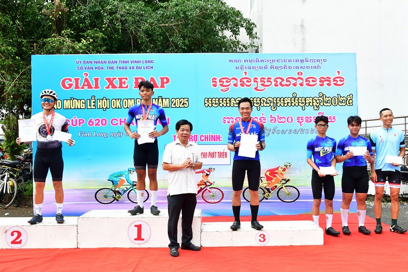 Ông Cao Quốc Dũng- Phó Giám đốc Sở Văn hóa, Thể thao và Du lịch trao giải ở nhóm tuổi 16-39.