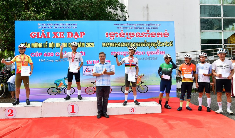 Ông Thái Anh Tuấn- Phó Giám đốc Trung tâm Huấn luyện và Thi đấu thể thao Vĩnh Long trao giải ở nhóm tuổi 50-59.