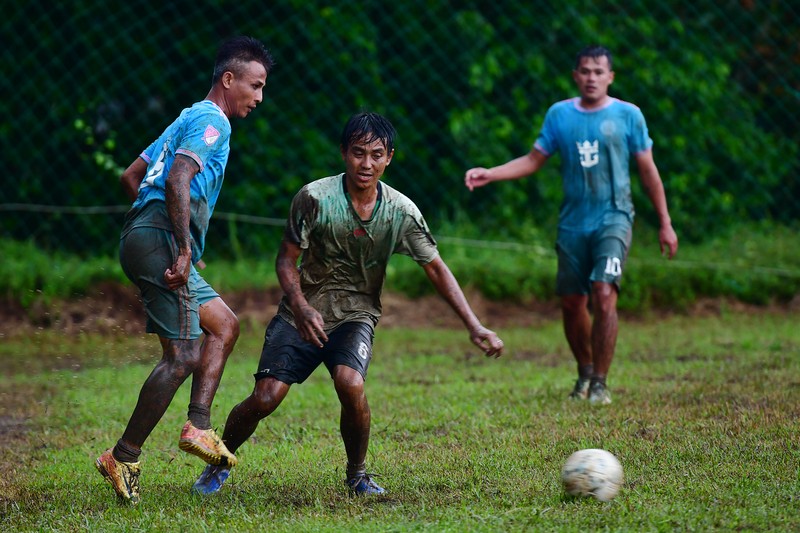 Trận đấu tranh hạng Ba giữa 2 đội xã Trà Cú và đội xã Cầu Ngang (giữa).