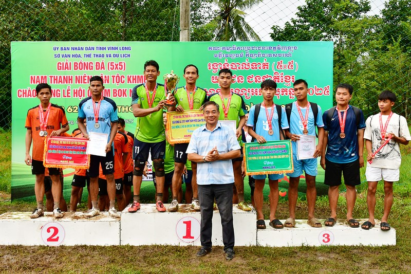 Ông Thái Anh Tuấn- Phó Giám đốc Trung tâm Huấn luyện và Thi đấu thể thao Vĩnh Long trao giải cho 3 đội bóng xuất sắc.