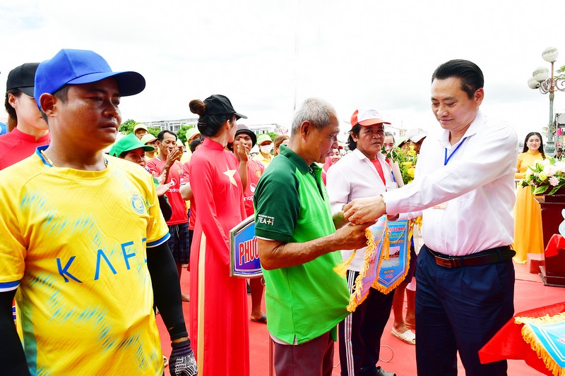 Nguyễn Quỳnh Thiện- Tỉnh ủy viên, Phó Chủ tịch UBND tỉnh trao cờ lưu niệm các đội ghe.