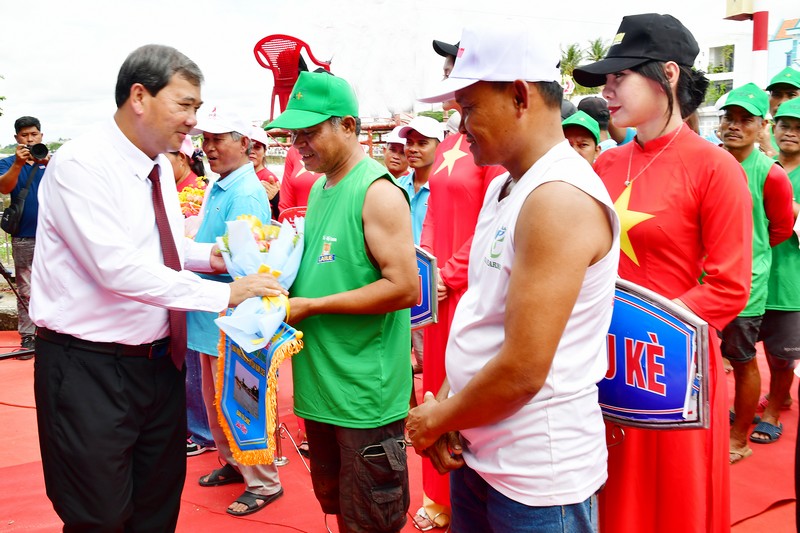 Đồng chí Kim Ngọc Thái- Phó Bí thư Tỉnh ủy tặng hoa động viên các đội ghe tham dự giải.