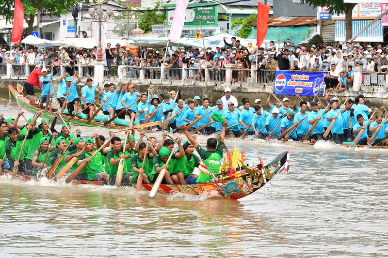 Đội ghe phường Trà Vinh (trái) mừng chiến thắng trận đầu tiên.