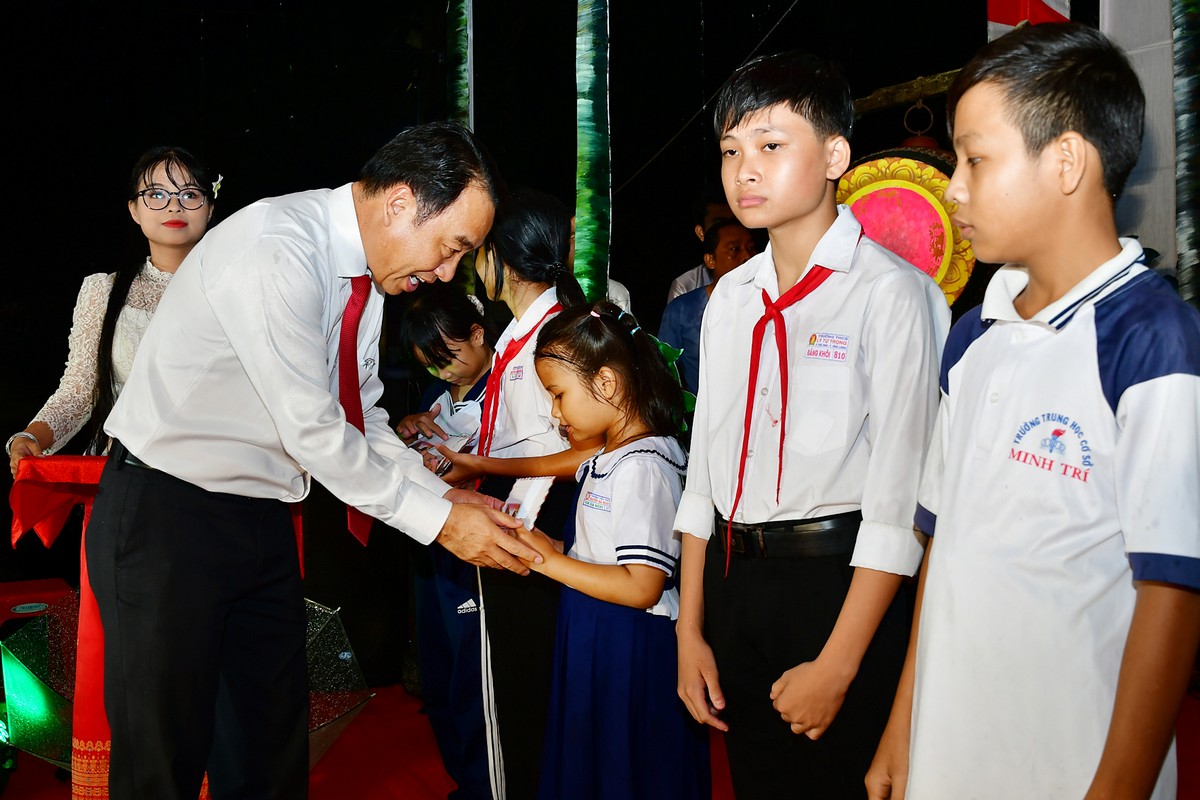 Phó Bí thư Tỉnh ủy, Chủ tịch UBND tỉnh- Lữ Quang Ngời tặng quà cho học sinh.