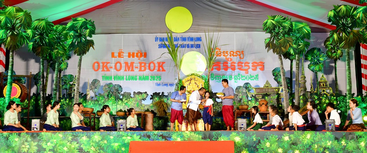 Sân khấu hóa Lễ cúng trăng trong đêm hội Ok Om Bok.