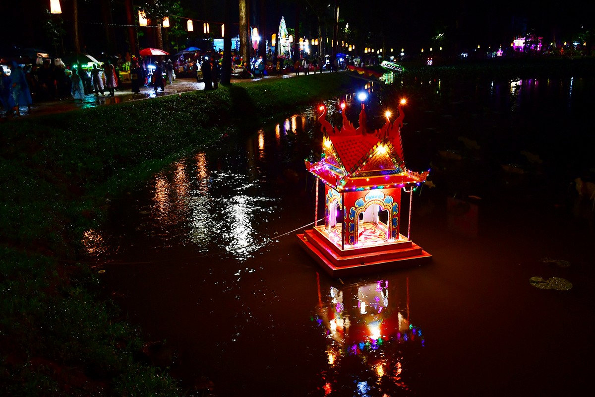 Những chiếc đèn nước được thiết kế dạng ngôi chùa Khmer cổ kính được thả quanh Ao Bà Om.
