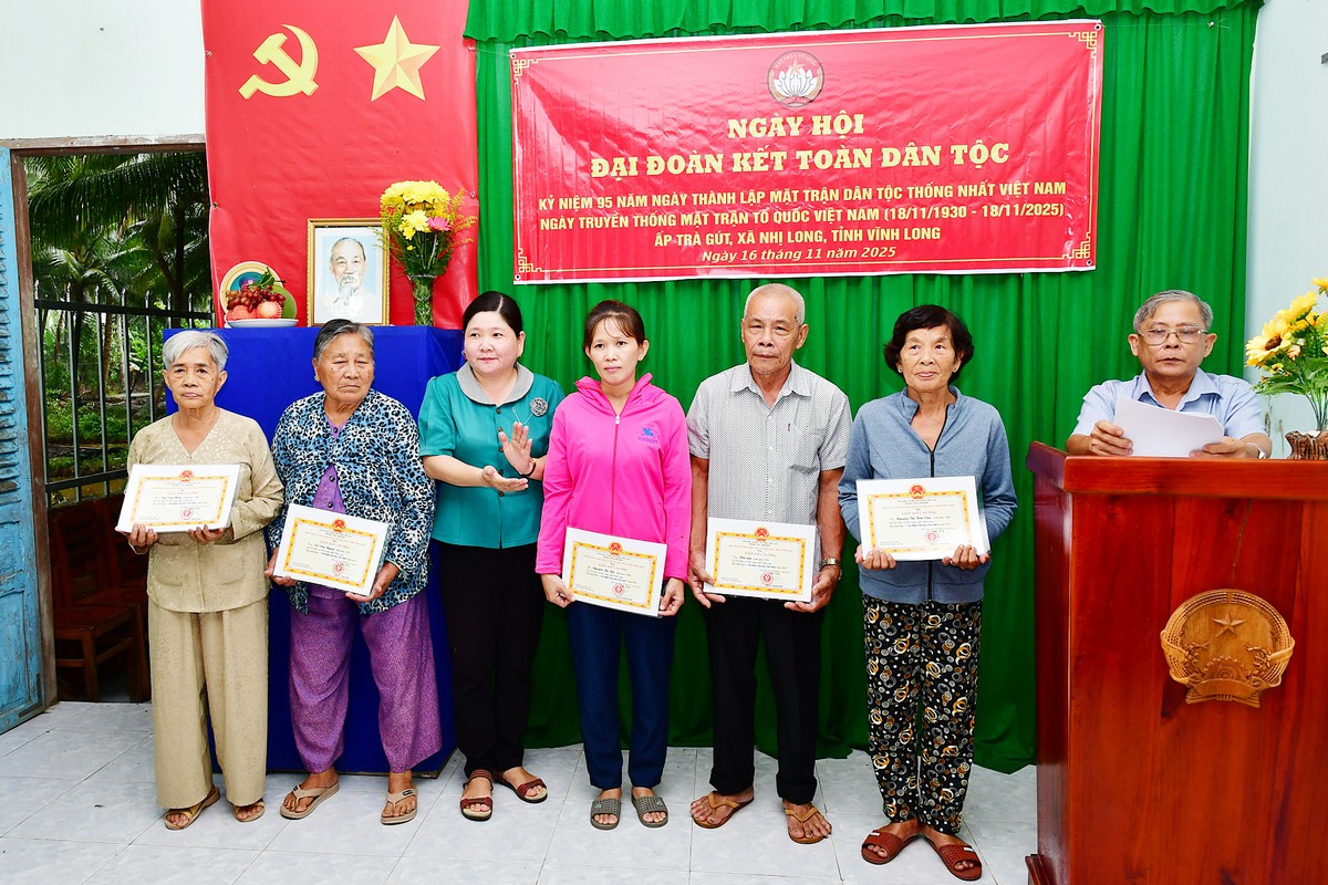 Chủ tịch Ủy ban MTTQ Việt Nam xã Nhị Long- Nguyễn Thị Kim Nghi trao biểu dương cho 10 hộ dân trên địa bàn ấp Trà Gút.