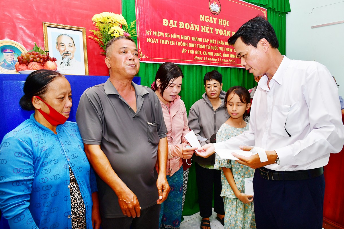 Phó Bí thư Thường trực Đảng ủy xã Nhị Long- Huỳnh Thanh Út thừa ủy quyền trao quà của đồng chí Hồ Thị Hoàng Yến- Phó Bí thư Thường trực Tỉnh ủy đến các hộ dân.