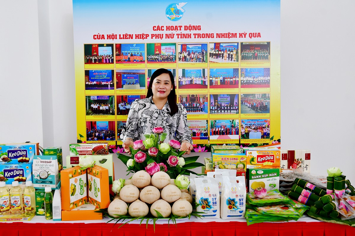 Các hoạt động của Hội Liên hiệp Phụ nữ tỉnh được khái quát qua 24 hình ảnh và hàng chục sản phẩm do các cấp hội làm ra.