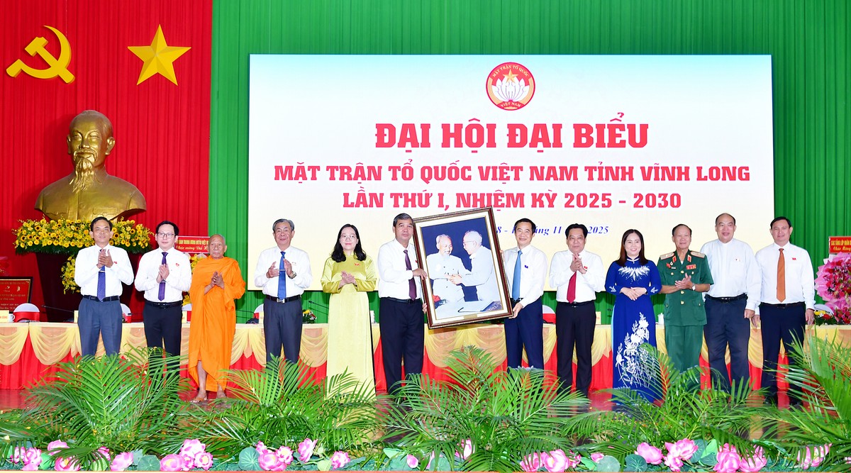 Đồng chí Nguyễn Thái Học- Phó Bí thư Đảng ủy MTTQ, các đoàn thể Trung ương tặng quà Đại hội.