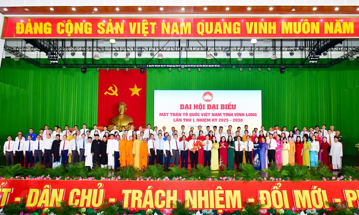 Lãnh đạo Trung ương và lãnh đạo tỉnh tặng hoa chúc mừng 107 Ủy viên Ủy ban MTTQ Việt Nam tỉnh Vĩnh Long lần thứ I, nhiệm kỳ 2025 - 2030.