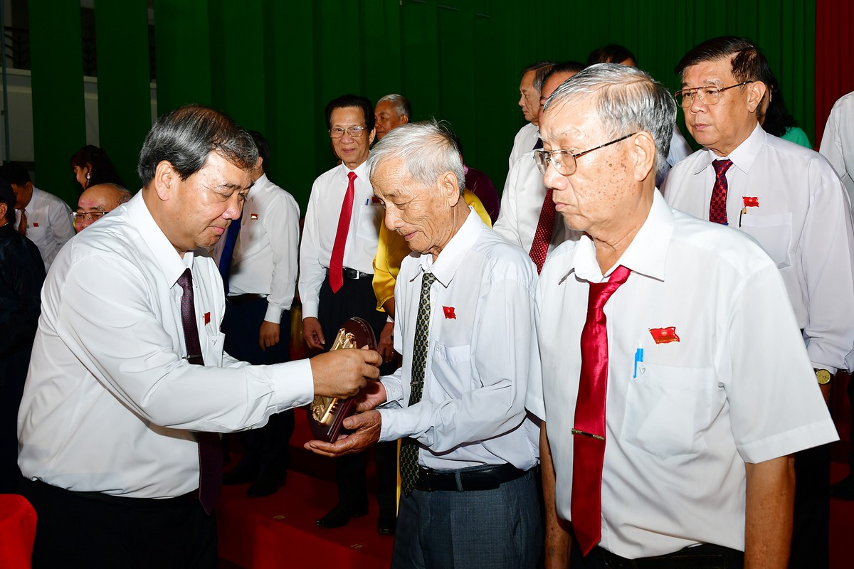 Đồng chí Kim Ngọc Thái- Phó Bí thư Tỉnh ủy, Chủ tịch Ủy ban MTTQ Việt Nam tỉnh Vĩnh Long nhiệm kỳ 2025 - 2030 tặng quà các vị không tái cử Ủy viên Ủy ban MTTQ Việt Nam tỉnh Vĩnh Long.