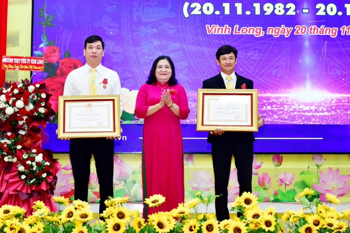 Phó Bí thư Thường trực Tỉnh ủy- Hồ Thị Hoàng Yến dự họp mặt Ngày Nhà giáo Việt Nam tại Trường Đại học Trà Vinh