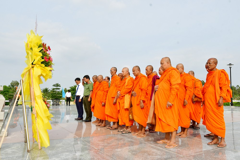 Đoàn đại biểu danh phút mặc niệm để tưởng nhớ các anh hùng liệt sĩ.