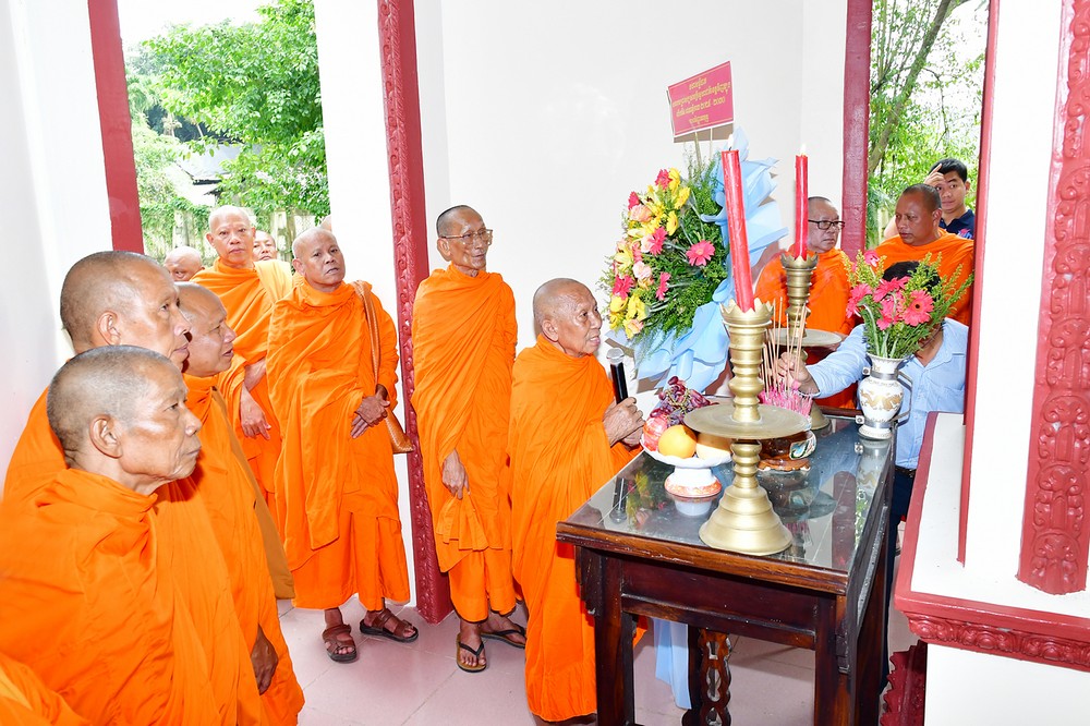  Đoàn thắp hương và cầu siêu Cụ Maha Sơn Thông- người con ưu tú của đồng bào dân tộc Khmer Nam Bộ.