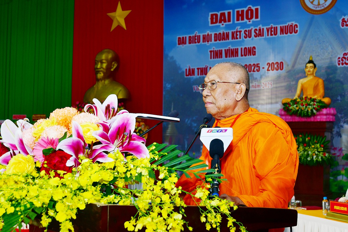 Hòa thượng Thạch Sok Xane phát động quyên góp ủng hộ đồng bào miền Trung, Tây Nguyên khắc phục hậu quả do bão, lũ gây ra.

