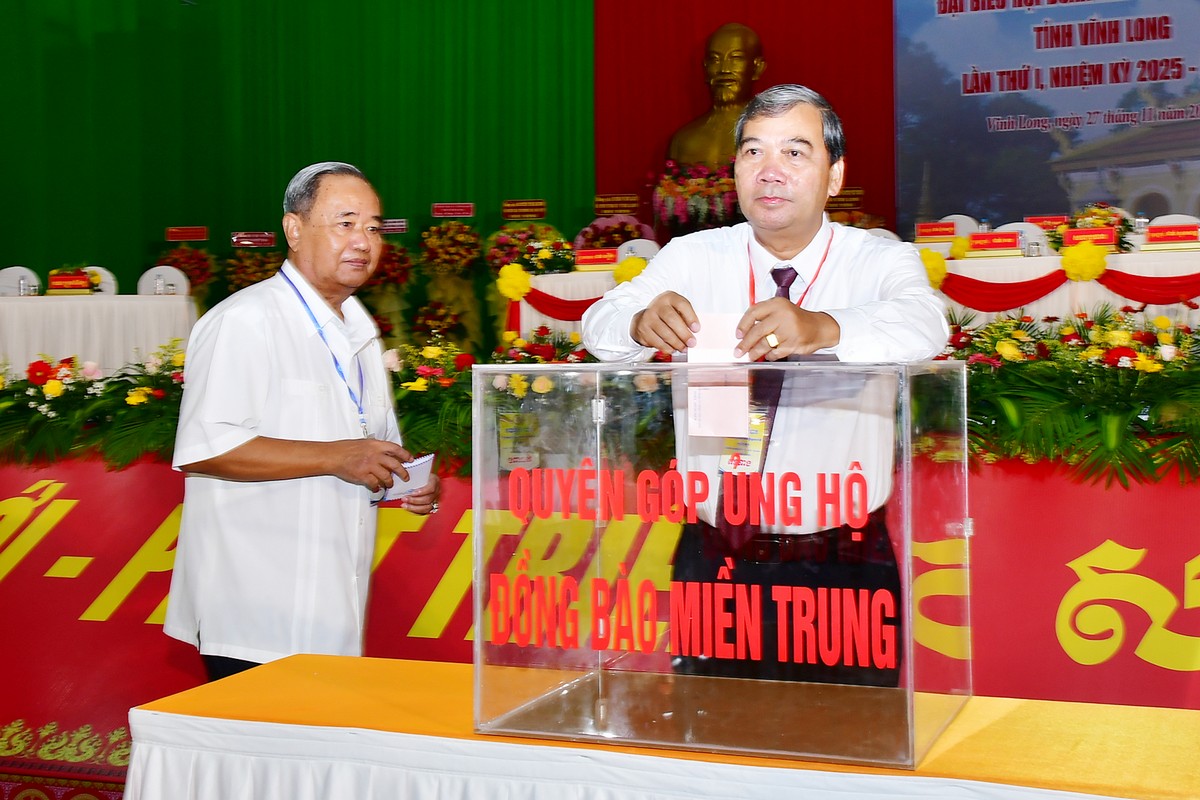 Đồng chí Kim Ngọc Thái- Phó Bí thư Tỉnh ủy, Chủ tịch Ủy ban MTTQ Việt Nam tỉnh ủng hộ hỗ trợ đồng bào khắc phục hậu quả do bão, lũ.

